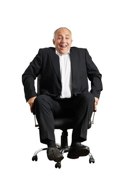 Смеющийся мужчина сидит на офисном стуле — стоковое фото