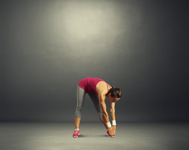 Sportif kadın egzersizleri yapıyor