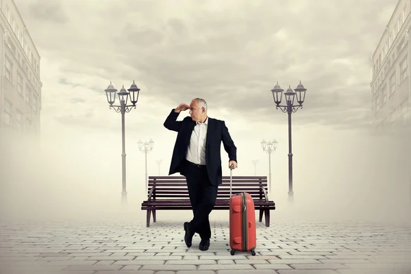 Uomo in piedi sulla piazza — Foto Stock