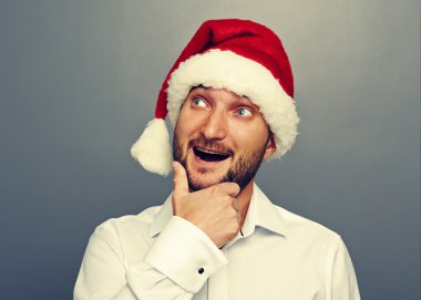 adam kırmızı şapkalı ararken