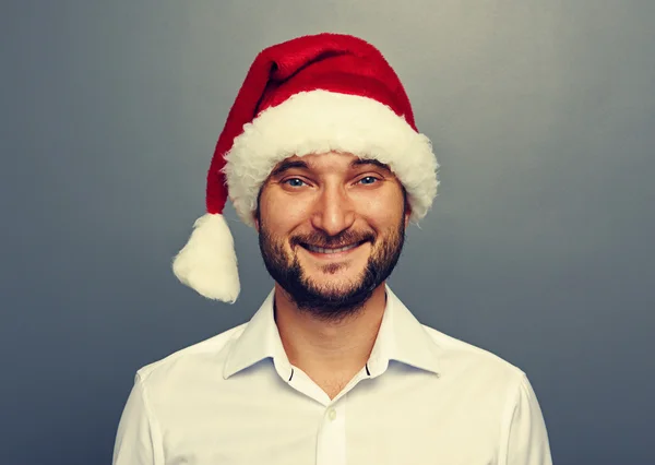 Sorridente homem em santa claus chapéu — Fotografia de Stock