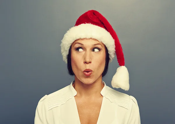 Überraschte Frau mit Weihnachtsmütze — Stockfoto