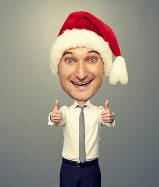 Adam başparmağını kaldırıyor