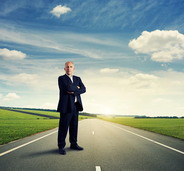 Homme debout sur la route — Photo