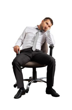 ofis sandalye üzerinde oturan sıkılmış iş adamı