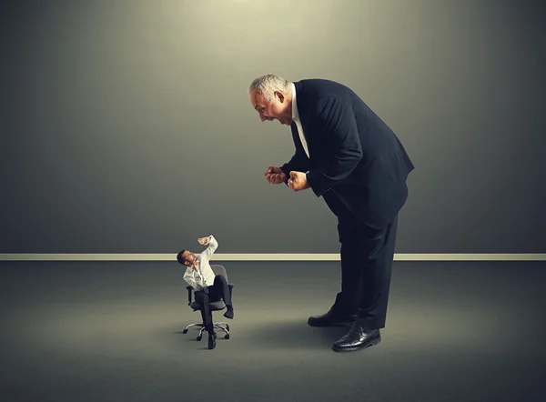 Chefe gritando com empresário assustado — Fotografia de Stock