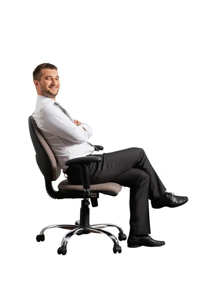 Ofis sandalye üzerinde oturan başarılı adam — Stok fotoğraf