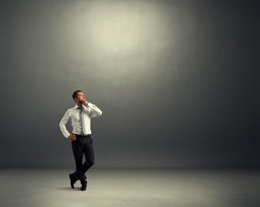 man karanlık boş oda arıyorum