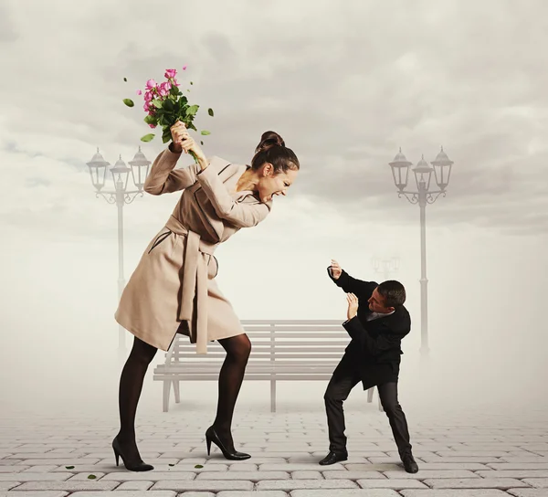 Pelea entre el hombre y la mujer —  Fotos de Stock