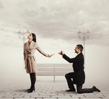 yakışıklı adam evlilik teklifi yapmak