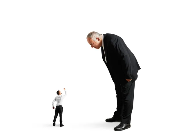 Gran jefe bien mirando pequeño trabajador —  Fotos de Stock