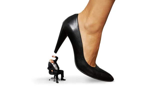 Homem sob grande feminino calcanhar — Fotografia de Stock
