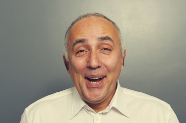 komik gülen adam portresi kapatmak