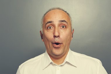 gri üzerine kıdemli şaşırmış adam