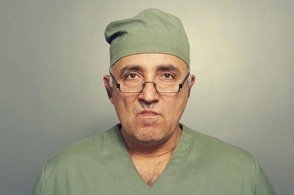 Médico zangado em óculos — Fotografia de Stock