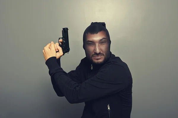 Gangster homem com arma sobre cinza — Fotografia de Stock