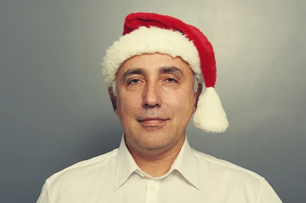 Smiley santa man over donkere achtergrond — Stockfoto