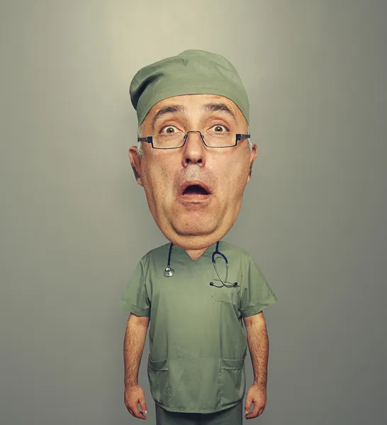 Bighead stupito medico in occhiali e uniforme — Foto Stock