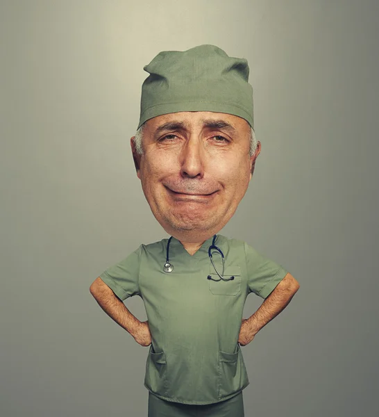 Médecin pénible à grosse tête en uniforme — Photo