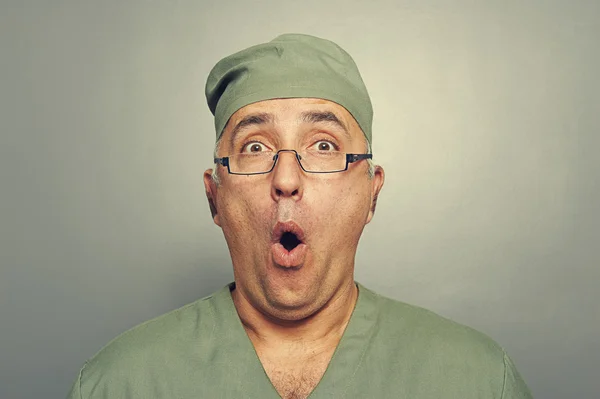 Porträtt av förvånad läkare över grå — Stockfoto
