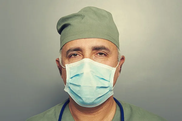 Portrét vážné lékař v masce — Stock fotografie