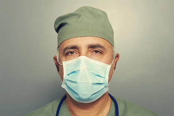 Retrato de médico serio en máscara —  Fotos de Stock