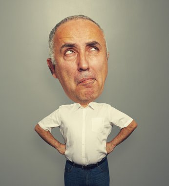 adam koca ararken kafa ile