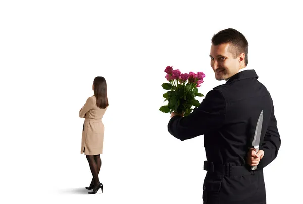 Hombre con cuchillo de pie detrás de mujer — Foto de Stock