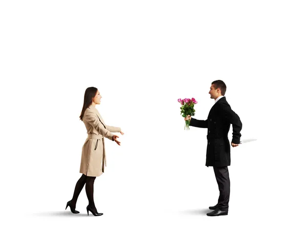 Mujer que viene al hombre con flores y cuchillo —  Fotos de Stock