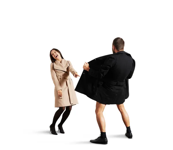 Kvinnan skrattar åt den exhibitionistiska man — Stockfoto