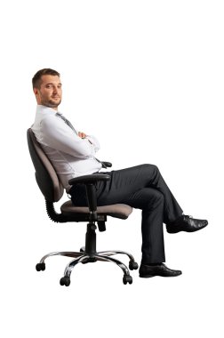 ofis sandalye üzerinde oturan ve kameraya bakarak adam