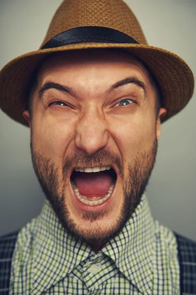 Uomo aggressivo in cappello di paglia — Foto Stock