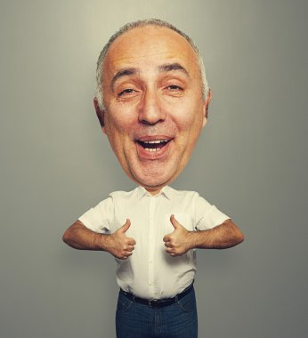 thumbs up gösterilen adam komik gülüyor