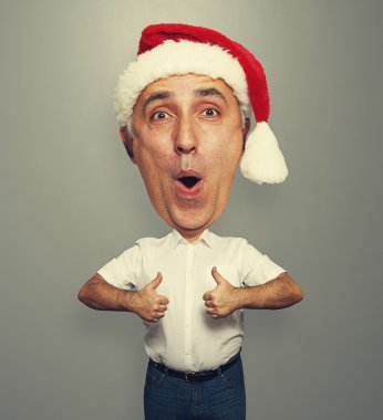 başparmak gösterilen büyük kafalı erkekle