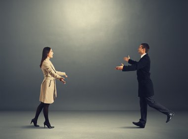 날짜에 젊은 부부