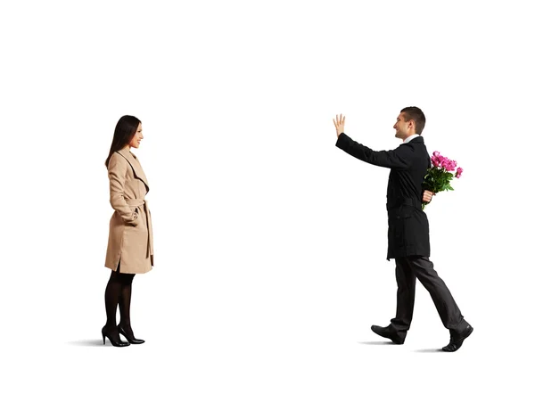 Hombre mirando a la mujer y saludando — Foto de Stock