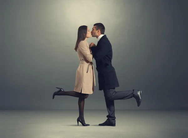 Young kissing couple in love — Stock Photo, Image