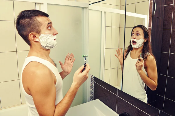 Amazed man shaving — Stock Photo, Image
