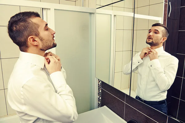 Homem bonito olhando para o espelho — Fotografia de Stock