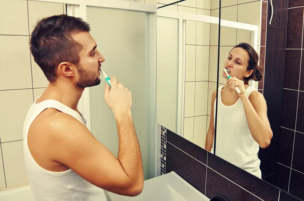 Man looking in the mirror — Stock Photo, Image