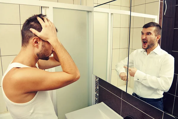 Uomo assonnato che si guarda allo specchio — Foto Stock