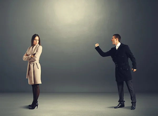 Agressieve man schreeuwen op de vrouw — Stockfoto