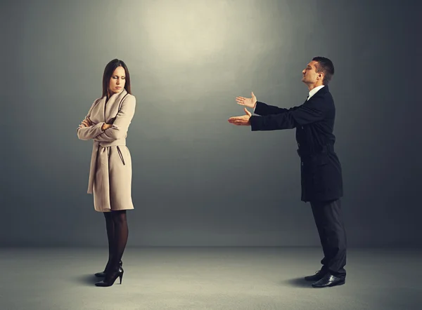 Man apologizing to offended woman — Stock Photo, Image