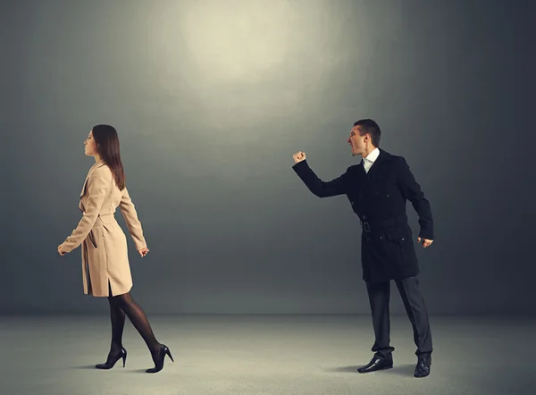 Hombre gritándole a la mujer — Foto de Stock