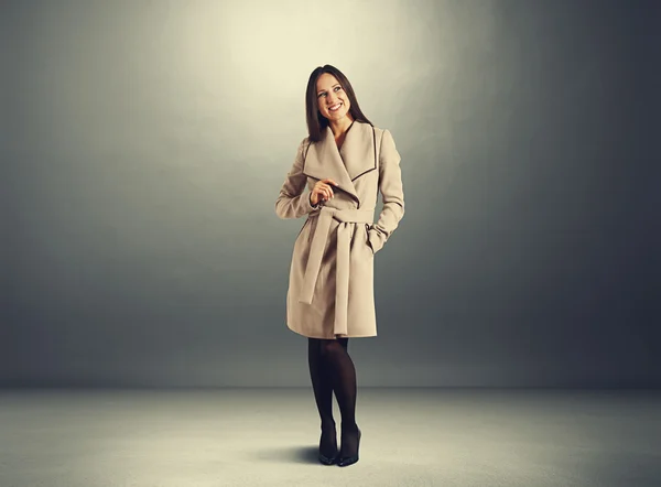 Elegante giovane donna in cappotto — Foto Stock