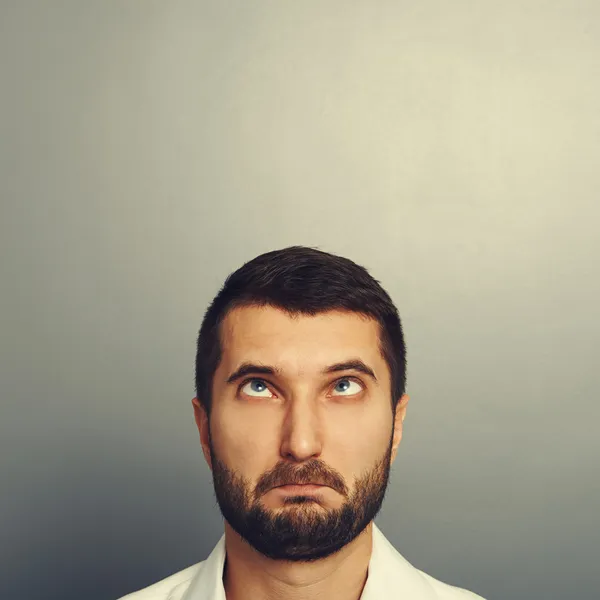 Porträtt av dumt man över grå — Stockfoto