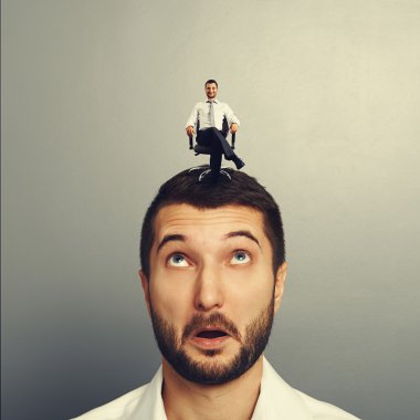 mutlu başarılı bir adam ile hayrete adam