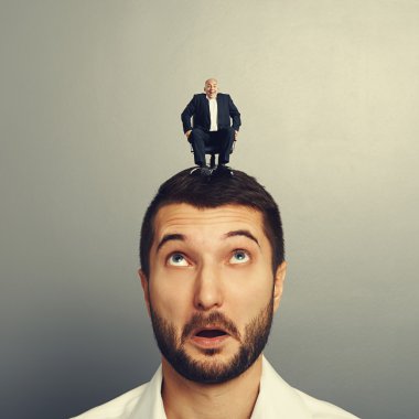 küçük mutlu bir adam ile hayrete adam