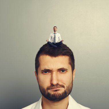 küçük adamın kafasına memnun adam