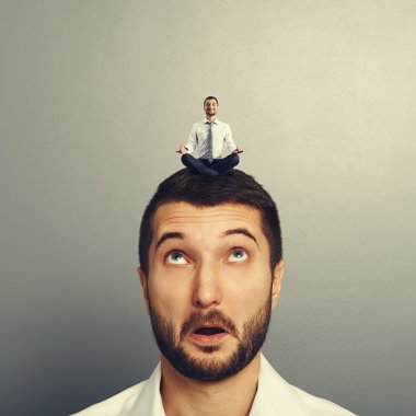 mutlu bir adam koca kafa üzerinde rahatlatıcı